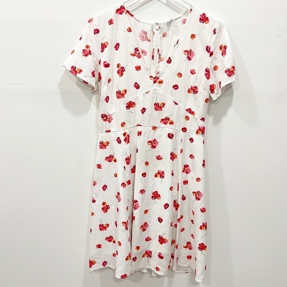 GAP Dresses & Skirts - Gap Short Sleeve V-Neck Fit & Flare White Floral Dress